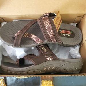 NWT 9.5 SKETCHERS Trailway Sandles